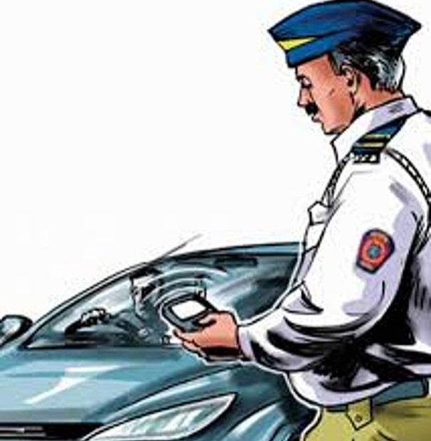 आश्चर्यम्! वाहतूक पोलिसाची सलग १५ वर्षांपासून एकाच ठिकाणी नेमणूक?