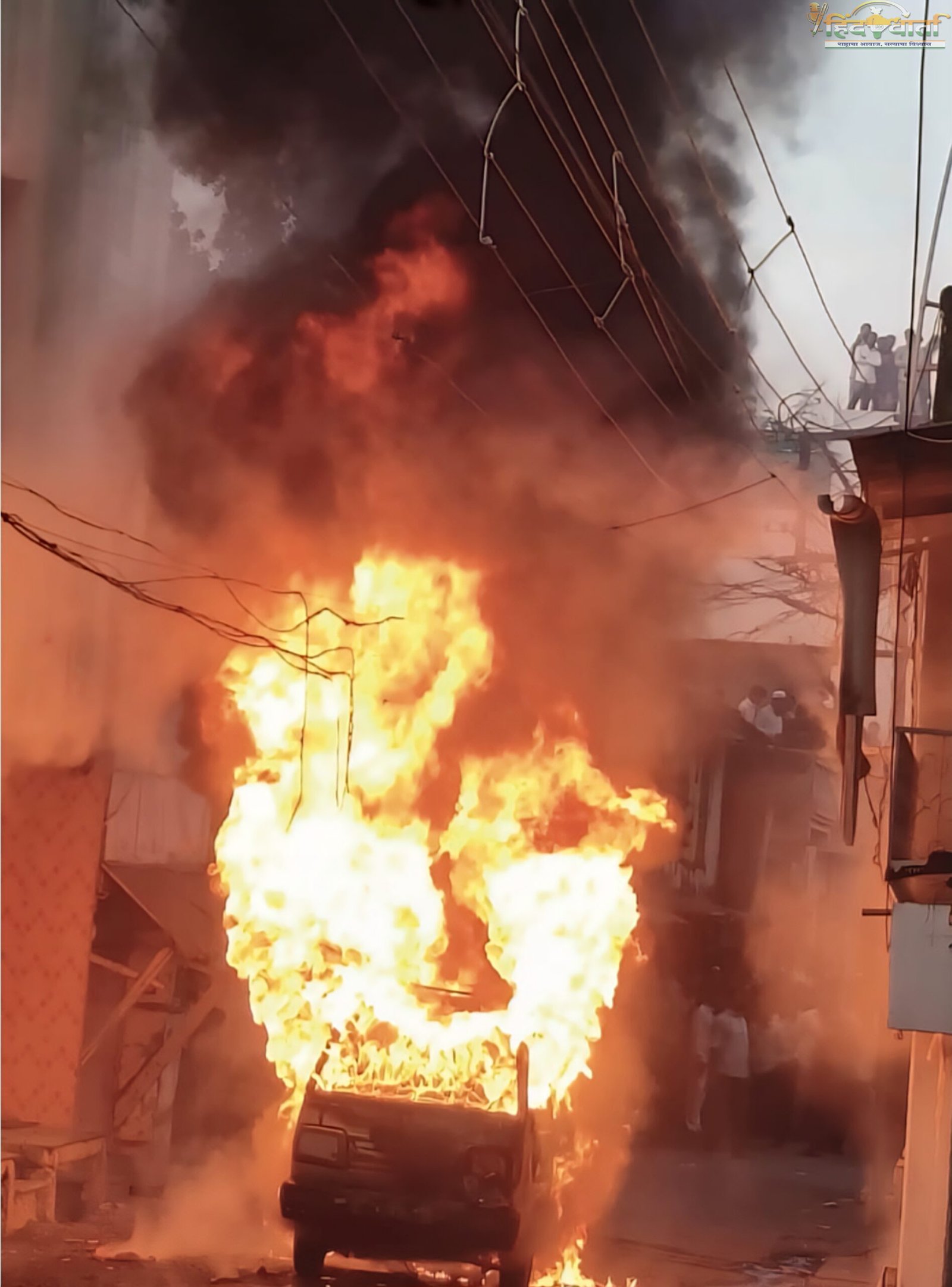 अन् मारुती कार पेटली!