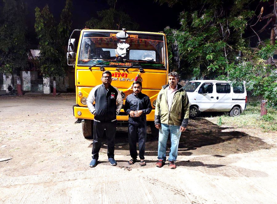 चांगेफळ: अवैध रेती वाहतूक करणारे टिप्पर पकडले