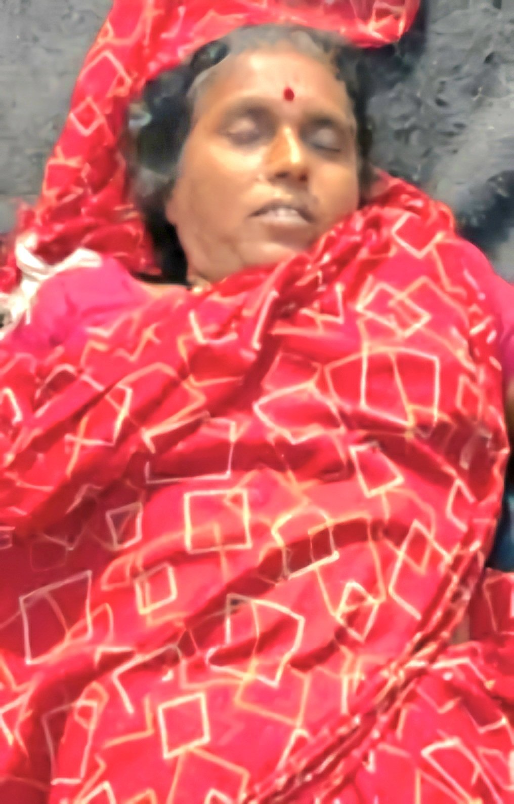 शेतात जाताना करंट लागून महिलेचा मृत्यू