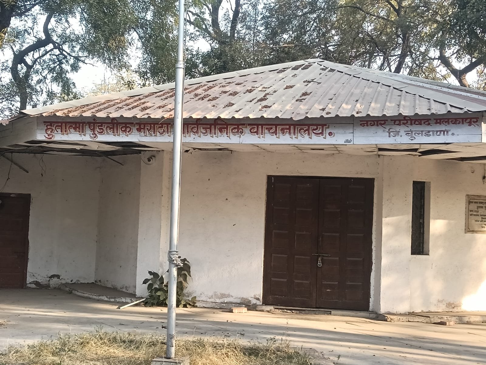 स्वातंत्र्यसैनिक स्मारकालगत मद्याच्या बाटल्या!