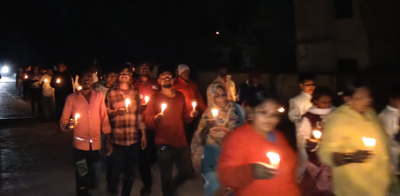 अनुष्काच्या न्यायासाठी चिखलीत कॅन्डल मार्च