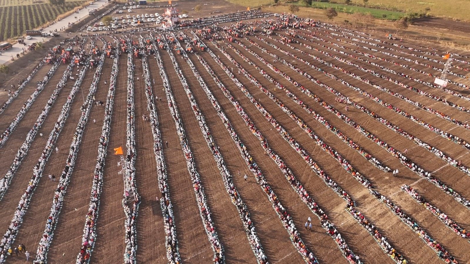 बापरे! १०१ ट्रॅक्टर वाढायला आणि दोन लाखावर भाविक जेवायला!! 