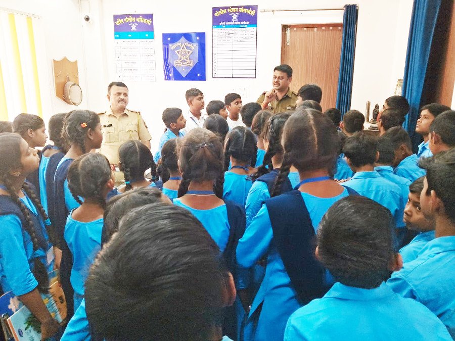 विद्यार्थ्यांनी समजून घेतला पोलीस स्टेशन, तहसिल व पोस्टाचा कारभार
