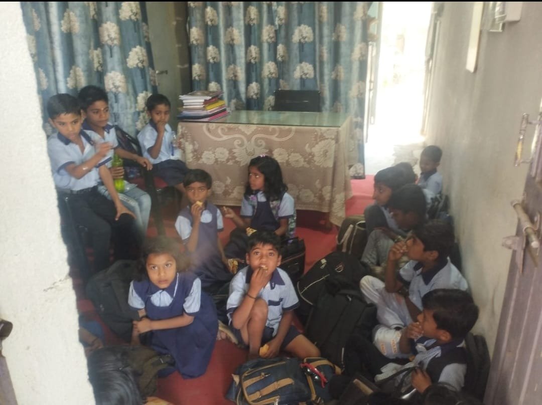 मेहकरमध्ये शिक्षकांसाठी चिमुकल्यांचे आंदोलन