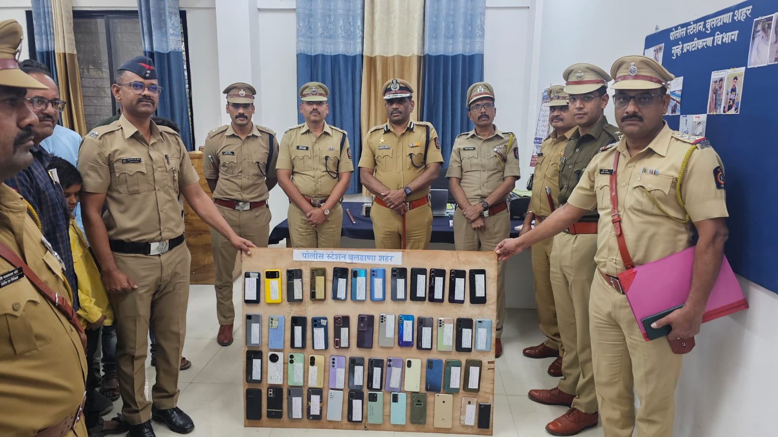शाब्बास बुलढाणा पोलीस: १० लाखांचे ५४ हरवलेले मोबाईल मूळ मालकांना परत