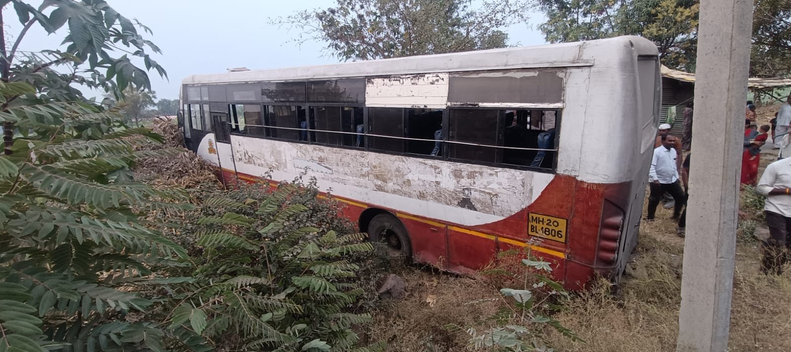 ब्रेक फेल झाल्याने एसटी बस खड्ड्यात