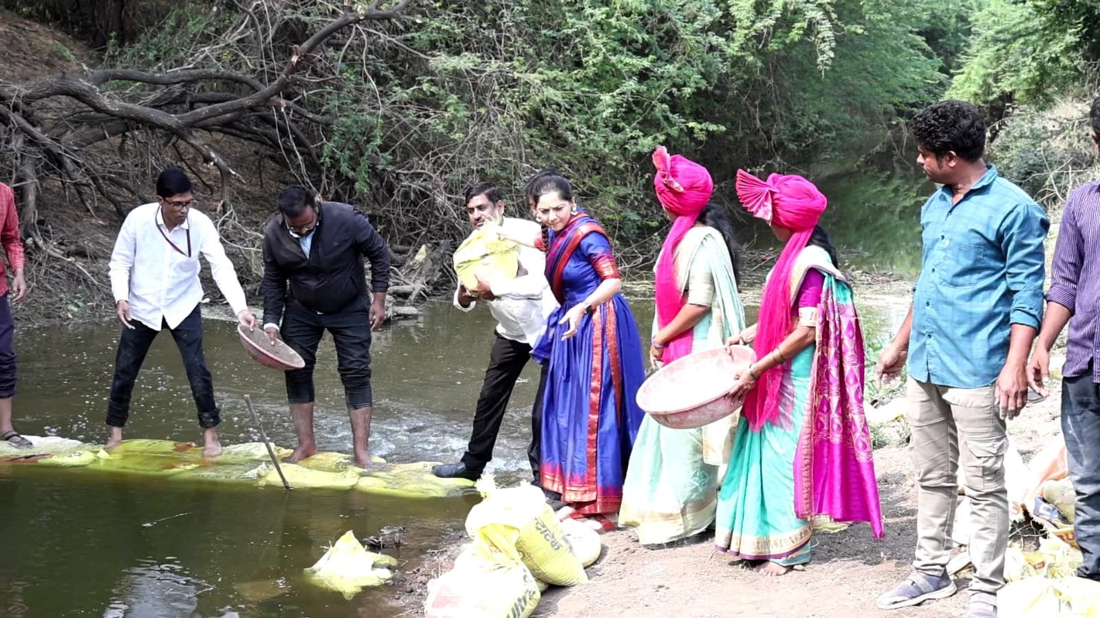 अप्सरा आली! सिनेअभिनेत्री सोनाली कुलकर्णीचे शेगावच्या कठोरा गावात “श्रमदान”