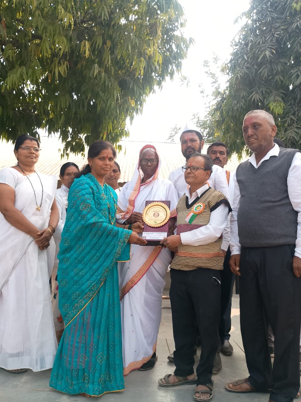 कवी मोतीराम कापरे यांचा सत्कार