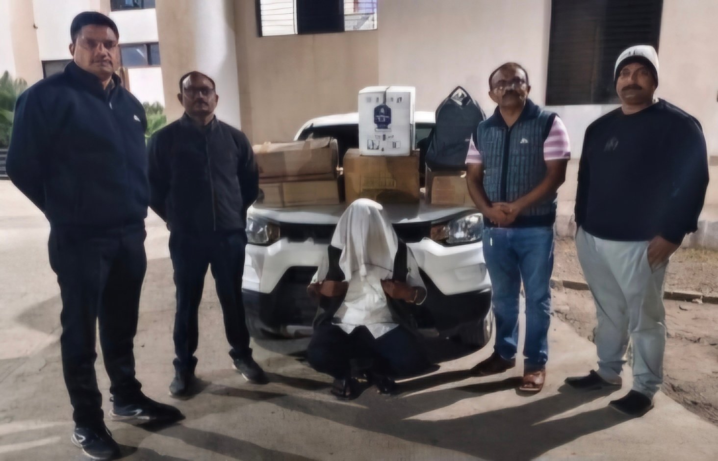 अवैध विदेशी दारूसह ३.५ लाखांचा मुद्देमाल जप्त