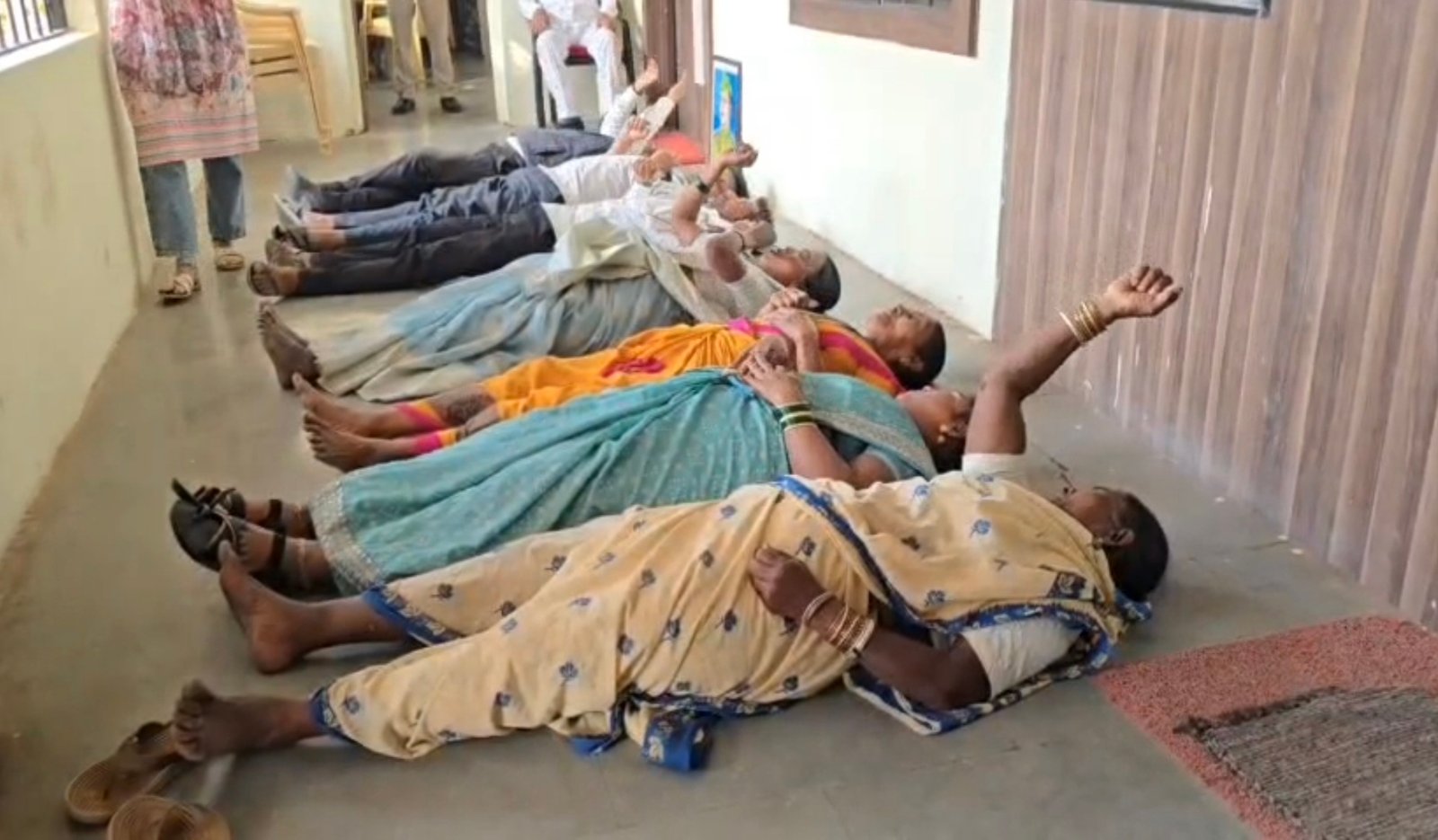 बुलढाणा फ्लॅश: “अक्षय वटवृक्ष”  स्मारक संवर्धनासाठी आझाद हिंदचे पालिकेत “लोटांगण आंदोलन” 