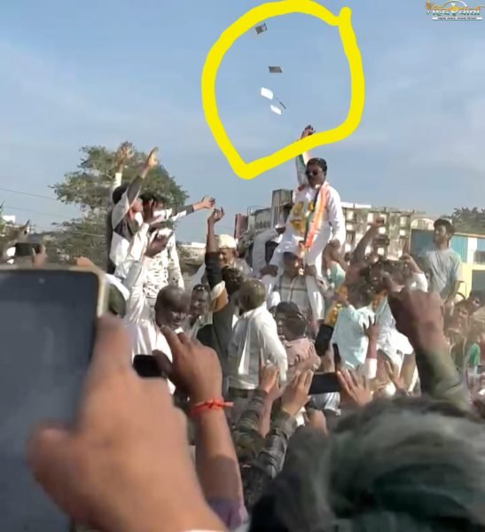 नोटा उधळणे भोवले! मलकापूरच्या नगराध्यक्षांवर गुन्हा दाखल