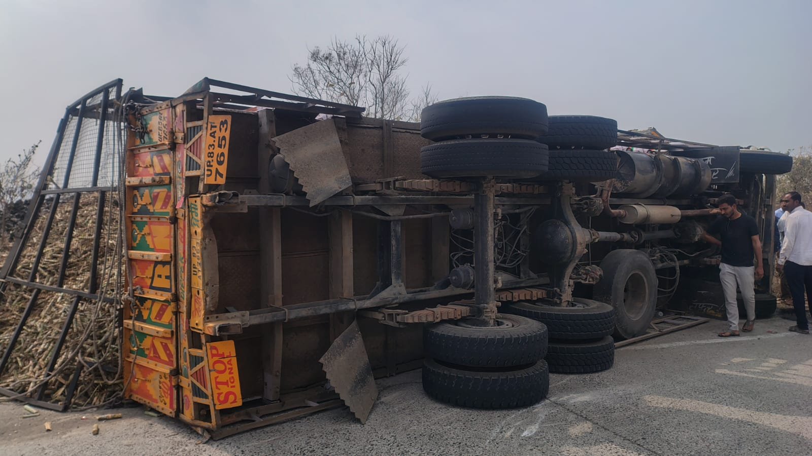 ब्रेकिंग: मर्दडी देवीच्या घाटात ऊसाचा ट्रक पलटी 