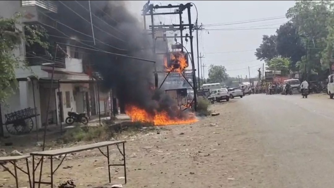 जानेफळमध्ये जड वाहनाच्या धक्क्याने डीपीला भीषण आग