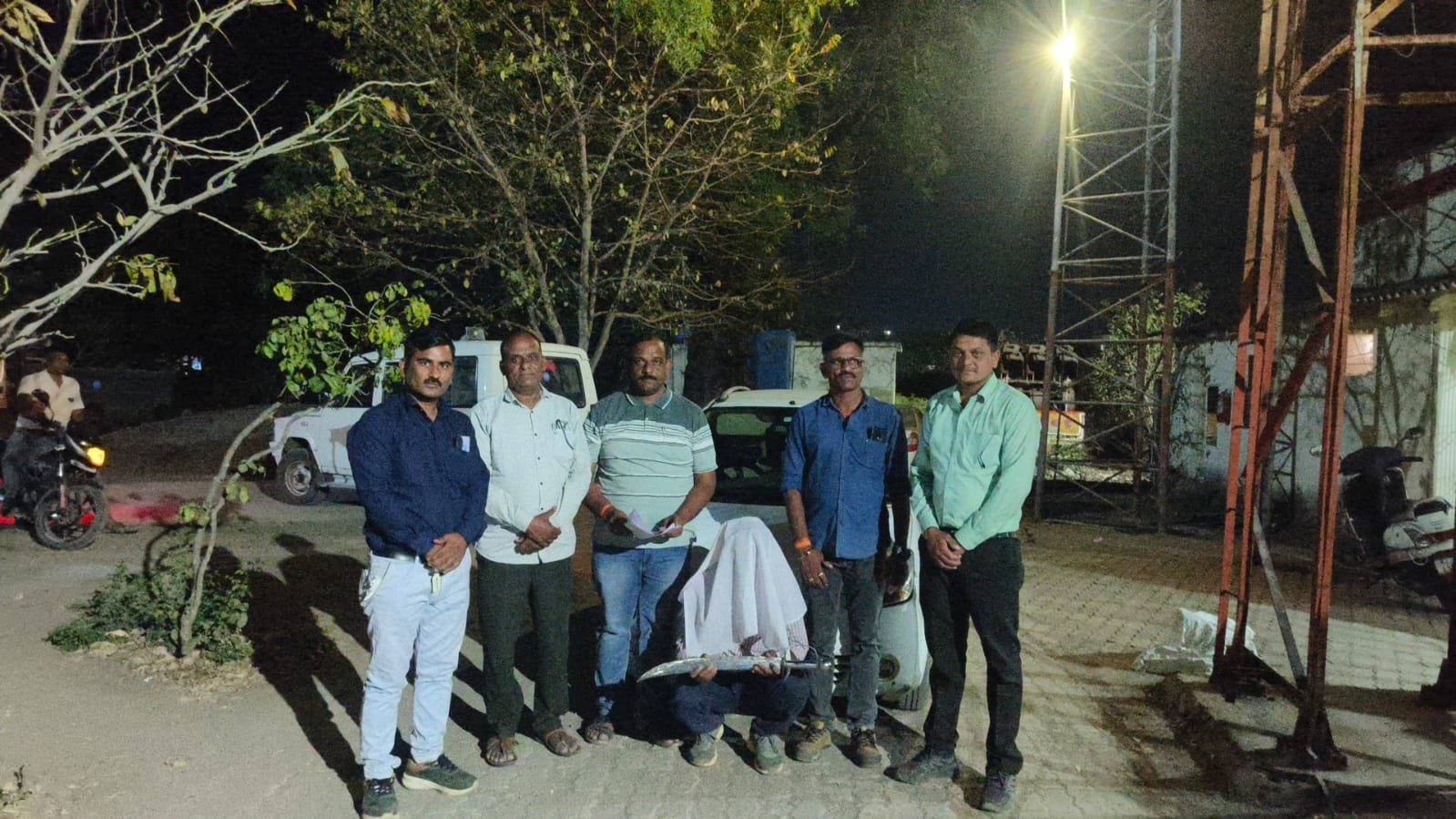 तलवार, वाहन आणि रोख रकमेसह लाखांचा मुद्देमाल जप्त