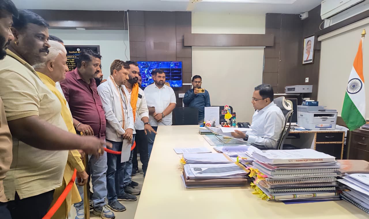 भाजप आणि प्रहारचा मतदानावर बहिष्काराचा इशारा; जिल्हाधिकाऱ्यांना पुराव्यांसह निवेदन सादर