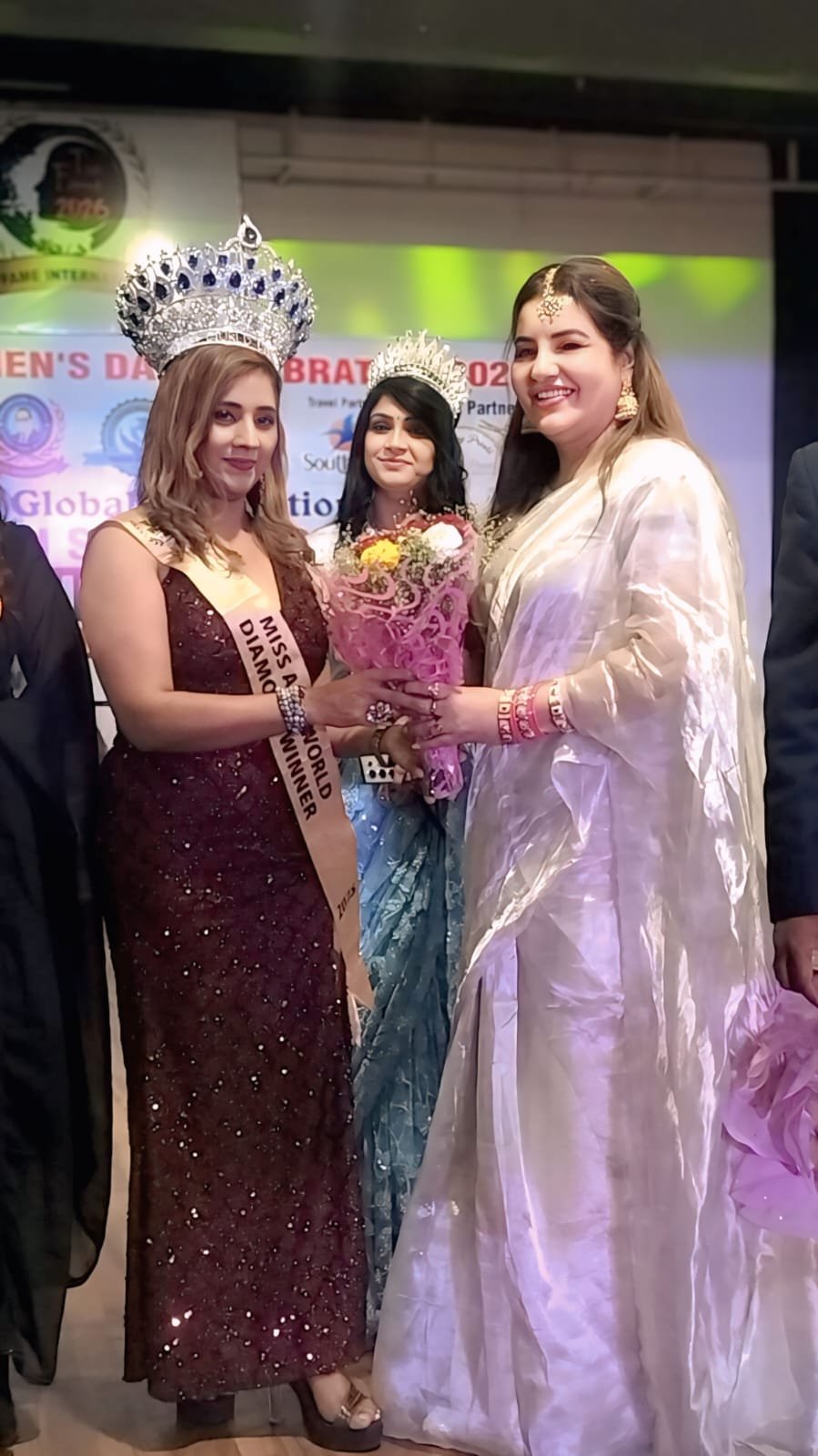 ‘मिस एशिया वर्ल्ड’ गायत्री रोहनकर यांच्या हस्ते आंतरराष्ट्रीय पुरस्कारांचे वितरण