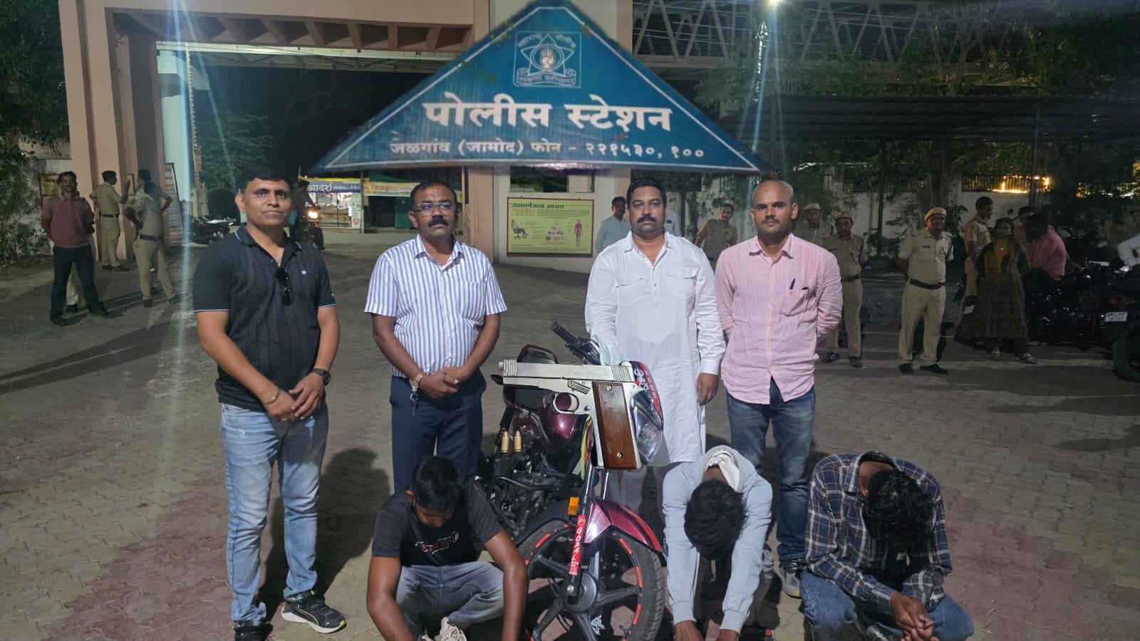 देशी बनावटीचे पिस्तुल अन् जिवंत काडतुसांसह तिघांना ठोकल्या बेड्या!